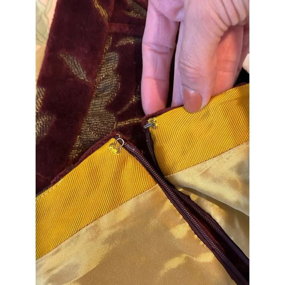 Dolce & Gabbana Vintage Velvet Ittierre Textured Burgundy & Gold Skirt Size US 6 - Picture 14 of 16